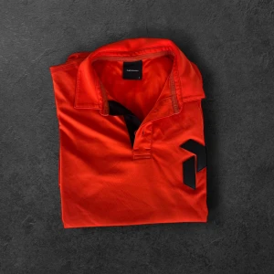 Röd golf pikétröja från Peak Performance - Säljer en snygg röd pikétröja från Peak Performance i storlek M. Tröjan har klassisk krage, korta ärmar och svart logga på bröstet. Perfekt för en sportig och stilren look. Bra golf piké 