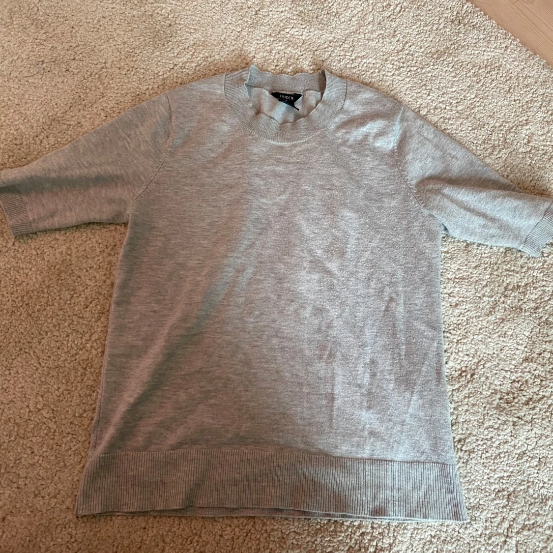 Grå kortärmad tröja från Lindex