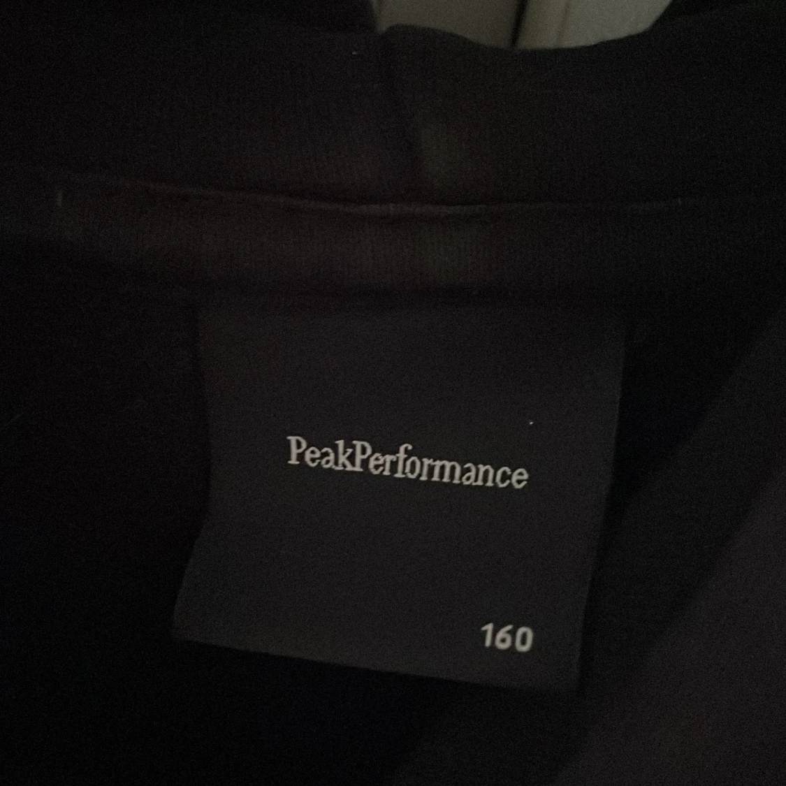 Svart hoodie från Peak Performance - 1