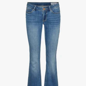 Blå bootcut jeans - Säljer ett par klassiska blå bootcut jeans med fem fickor och snygga sömmdetaljer. Jeansen har normal passform upptill och utsvängda ben. Perfekta till sneakers eller boots. Nypris är 600 och ja säker för 200 kr men priset går alltid att diskutera 💘💘