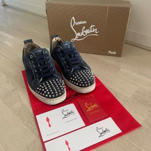 Christian Louboutin skor - Christian Louboutin sneakers – blå med silvriga nitar Säljer ett par exklusiva Christian Louboutin-skor i blått med silvriga nitar. Skorna är i mycket gott skick, med endast mindre slitage på insidan (ytterligare bilder kan skickas vid förfrågan). Allt som tillhör originalköpet medföljer. Priset är förhandlingsbart. Tveka inte att höra av dig vid frågor eller om du vill ha fler bilder!