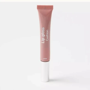 Lipgloss i nude-rosa - Lipgloss Cushion från Lindex i en nude-rosa färg. Kommer i en smidig tub med skruvkork i silver och applikator. Ger glansiga läppar med en mjuk finish. Perfekt att ha i väskan för snabba touch-ups.