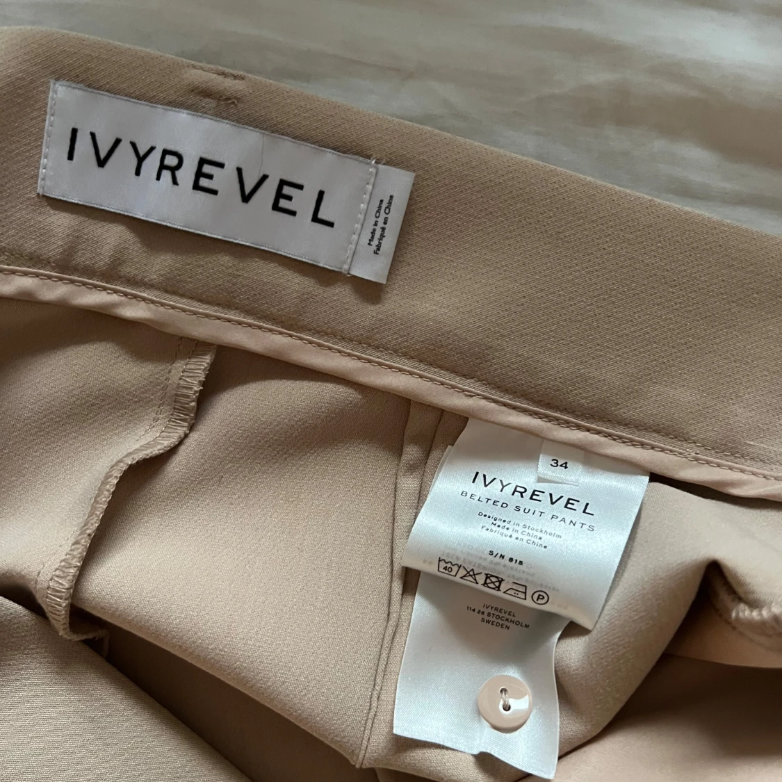 Beiga kostymbyxor med bälte från Ivyrevel - 2