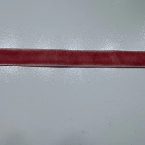 Rosa mocka chocker - Säljer ett smalt rosa choker i mocka med enkel design. Perfekt för att ge en färgklick till din outfit. Bältet har ett litet spänne i metall och passar bra till både jeans och klänning.