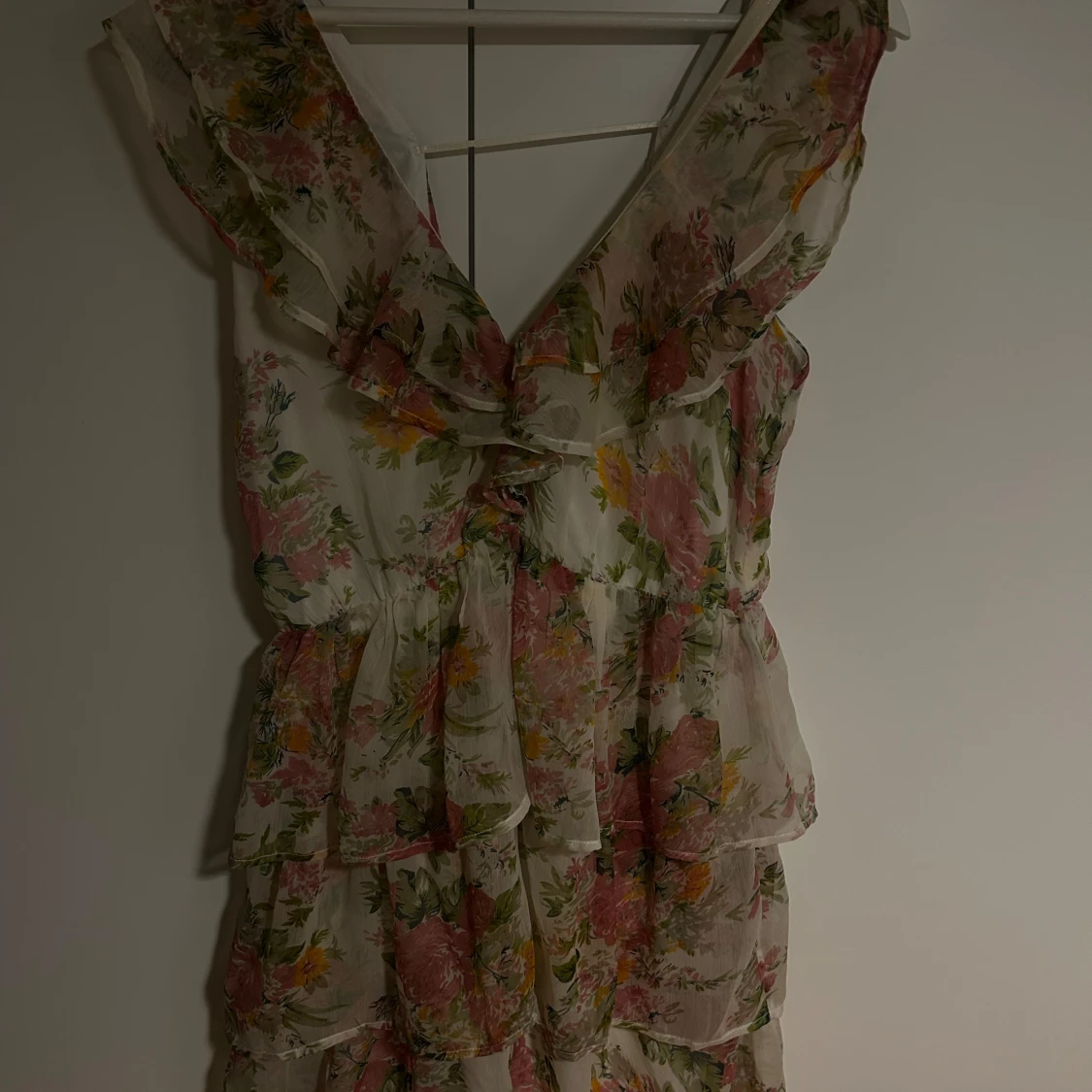 Blommig volangklänning från Nelly Eve