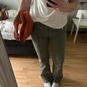 Gröna jeans från hm - Säljer ett par olivgröna Lågmidjade jeans från hm! Såå fina och coola!! Storlek 38 men passar mig som har 36