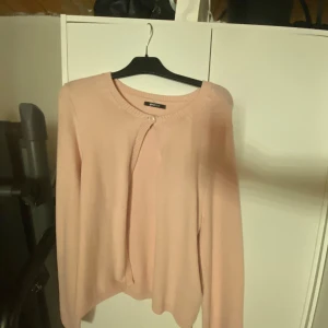 Gina Tricot kofta  - Säljer min rosa kofta från Gina pågrund av att den aldrig är använd utan bara hängt i garderoben tyvärr därför tror jag det blir bättre om någon annan får bära denna❤️lämna gärna prisförslag!