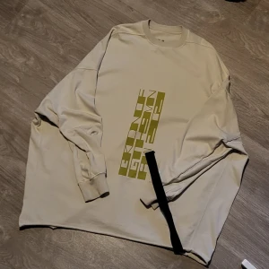 Rick Owens FW21 Gethsmane one size sweater - Nyskick Rick Owens sweater, verifierad av Vestiaire Collective använd en gång sedan inköp, One size oversized med drop shoulders. Skriv för mer info, fett grischelino dricka nocco på stureplan🔥🔥typ shit❤️‍🩹🫂