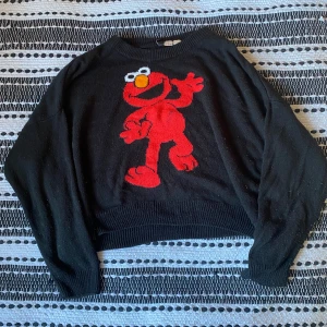 Elmo tröja - Stickad tröja med Elmo!🌸 Tröjan i helhet har inga defekter, är dock en liten fläck på framsidan.