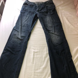 Mörkblå jeans från Jack & Jones - Säljer ett par mörkblå jeans från Jack & Jones w32/l34.