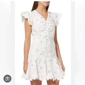 Studentklänning Sandro - Magisk klänning som passar perfekt till studenten, från Sandro i Stl 36. Den är aldrig använd då jag köpte två Stl och behöll den andra. Nypris var 4000 kr och klänningen är helt slutsåld och kommer inte att komma in igen. Prislappen sitter kvar på❤️❤️❤️❤️❤️