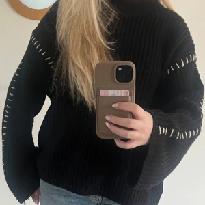 Svart stickad  - Superfin stickad tröja, har lite defekter som kan fås bild på vid efterfrågan 💕