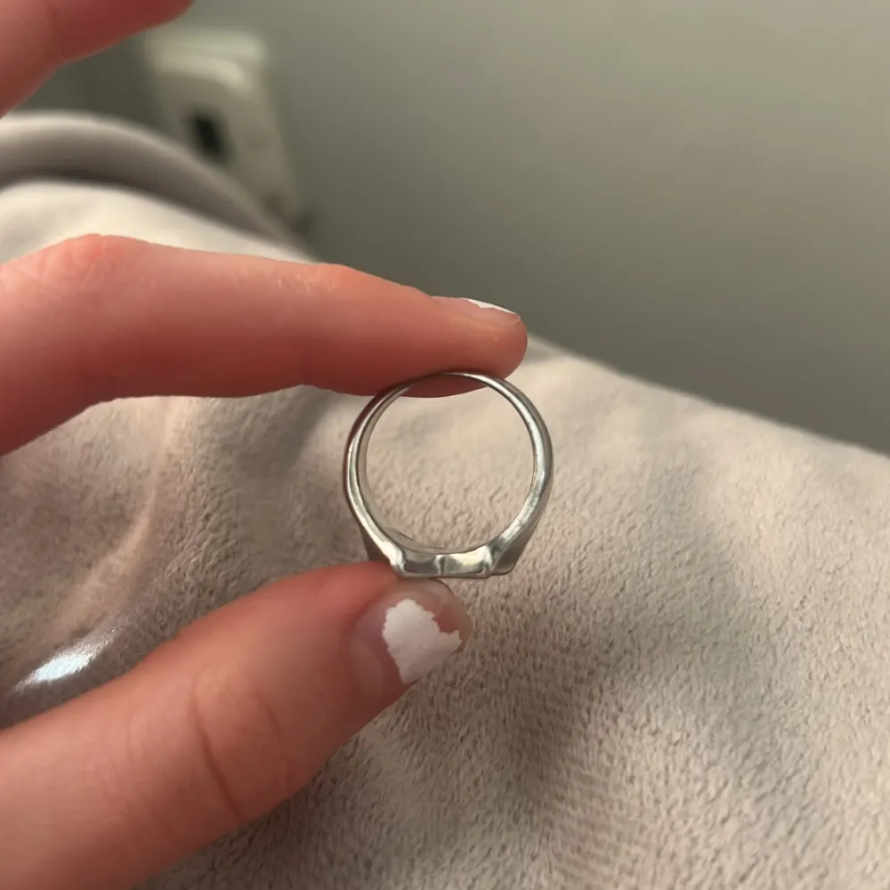 Cool och chunky silverring med en upphöjd stjärna framtill. Perfekt statement-piece för dig som gillar unika smycken. Passar både till vardags och när du vill sticka ut lite extra.. Asusteet.