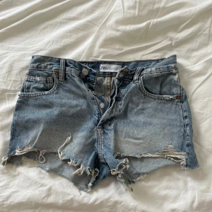 Ljusblå jeansshorts  - Jättesnygga och perfekta till sommaren! Kan absolut sänka priset vid snabb affär! 