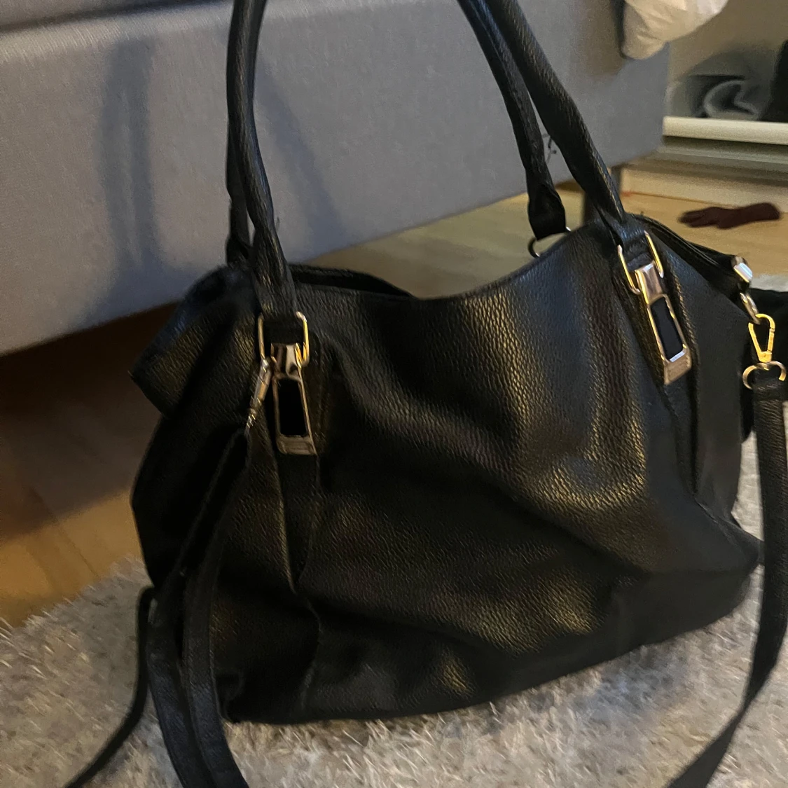 Svart axelväska  - 1