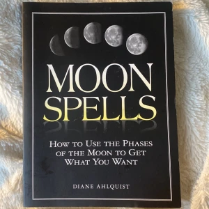 Moon Spells: How to Use the Phases of the Moon to Get What You Want - En bok om hur du kan använda månens olika faser för att uppnå dina önskningar. Innehåller praktiska tips och ritualer för att manifestera kärlek, framgång och personlig utveckling. Perfekt för dig som är intresserad av magi, astrologi och personlig utveckling.