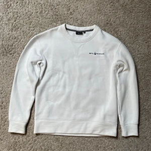 Vit sweatshirt från Sail Racing - Säljer en stilren vit sweatshirt från Sail Racing med diskret logga på bröstet och nacken. Tröjan har rund halsringning och långa ärmar. Perfekt för en clean och sportig look.