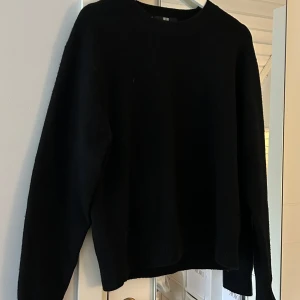 Svart stickad tröja - Säljer den här super fina svarta stickade tröjan från Uniqlo! Det står att det är storlek L men jag skulle säga att den är mer som en storlek S. Den är lite nopprig, men inte så pass att man stör sig på det eller så!
