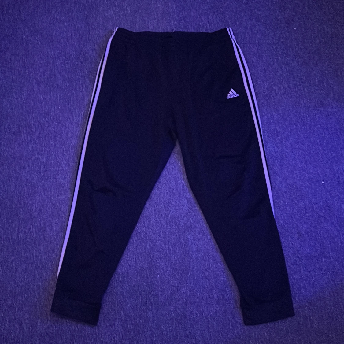 Svarta träningsbyxor från Adidas med vita ränder