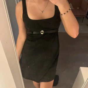 Svart mini klänning  - Så fin klänning, passar perfekt t lite mer festliga tillfällen. En snygg detalj med skärpet under brösten som tillkommer med klänningen. 10/10