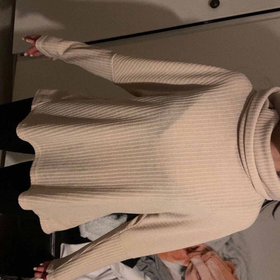 Beige ribbad polotröja med öppen rygg