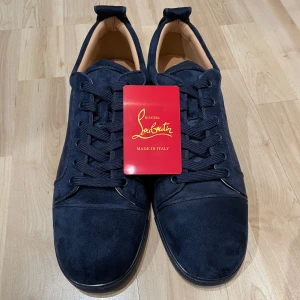 Louboutin skor - Säljer nu den här riktigt snygga skorna som passar till nästan alla outfits och är enkla att matcha. Allting på bilderna medförljer. Hör gärna av dig vid minsta lilla fundering 🤔. Priset är inte fastspikat🔨. Skorna är helt nya och är aldrig använda.