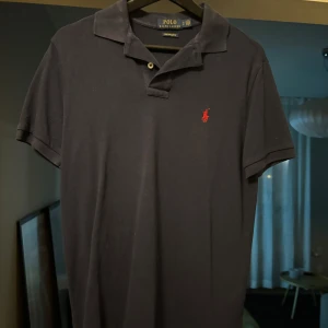 Ralph Lauren Piké, storlek S - Ralph Lauren piké i storlek small, färgen marinblå. Rätt bra skick, lite urtvättad men inget annat fel. Säljer pga för liten för mig.