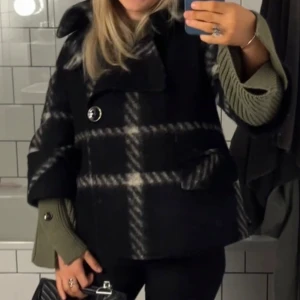 Trekvartsärmad kappa Clouet - Säljer min jättesnygga trekvarsärmade kappa, köpt från Clouet UF🥰🥰 Perfekt under våren och sommarkvällar! Den är sparsamt använd så har inga täcken på slitage osv. Har dock några defekter på insidan men det är inget som syns när man har på sig den! 💓 Pris går att diskutera!!😚