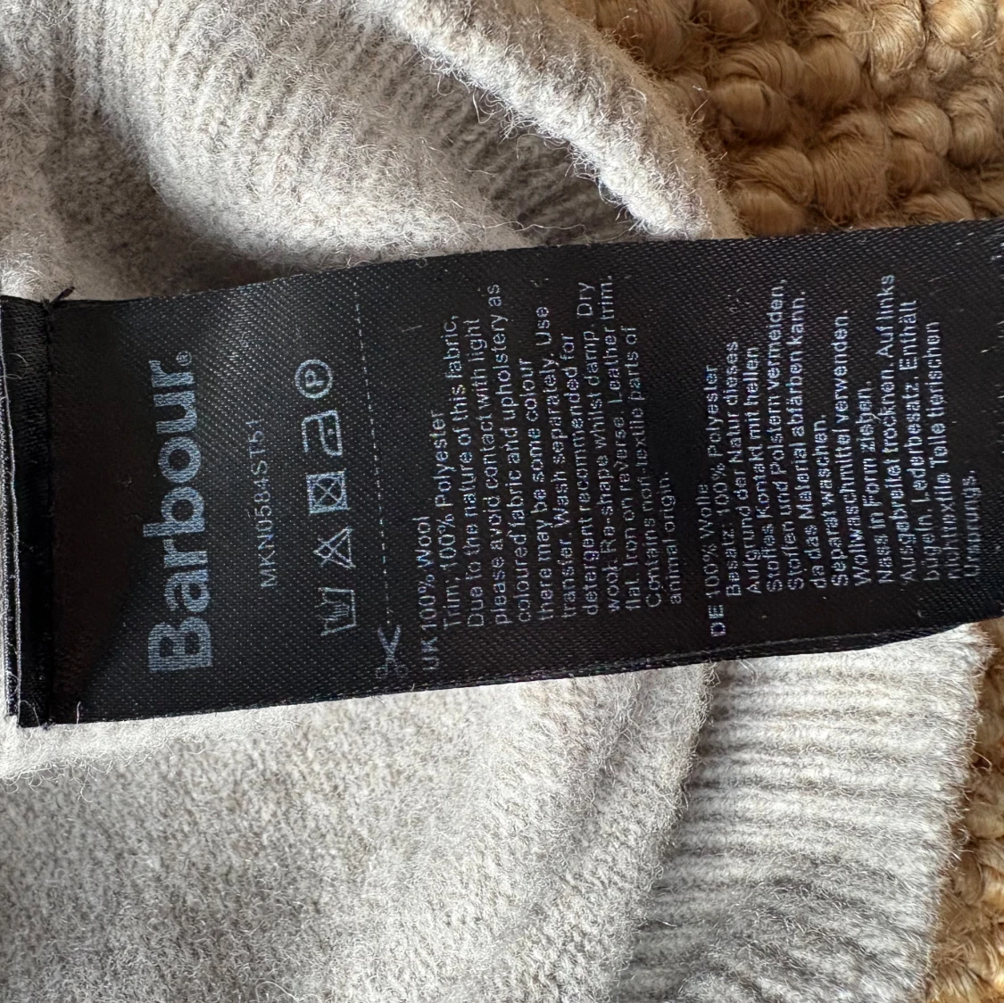 Grå/beige ulltröja från Barbour med mockadetaljer - 4