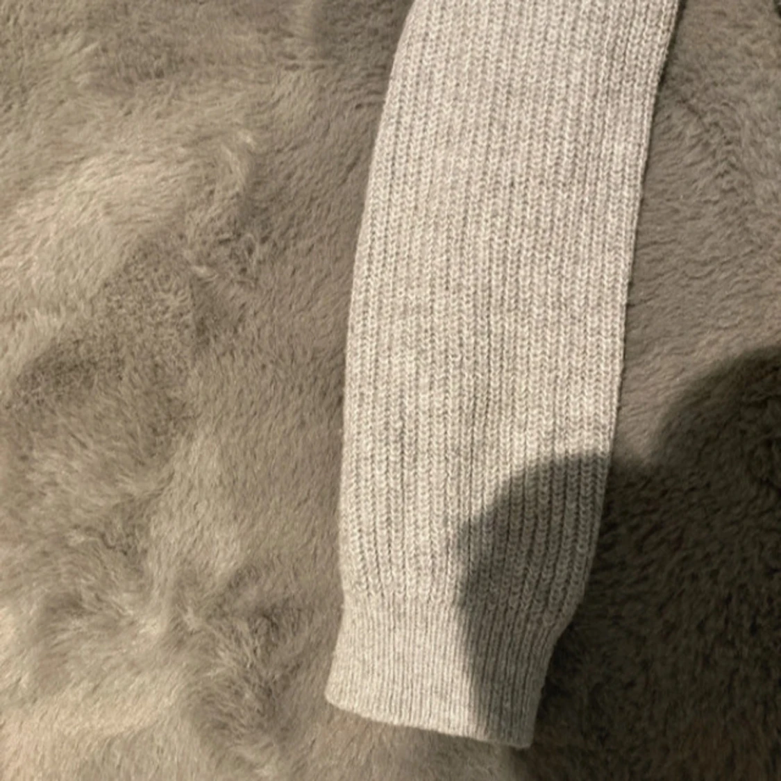 Grå stickad tröja  - 3