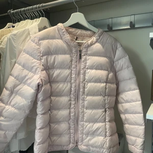 Superfin rosa jacka💗 - Den är mer rosa i verkligheten det var dåligt ljus när bilderna togs🥰Denna fina jackan är aldrig använd av mig utan tidigare köpt från Plick och i super fint skick. Står storlek M men skulle säga att den passar S💕skriv vid intresse eller fler egna bilder