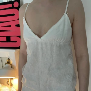 Vit topp! - Så söt vit topp från brandy melville! Säljer då jag har en liknande. I mycket bra skick! One size men skulle säga passar storlek S!😊💞