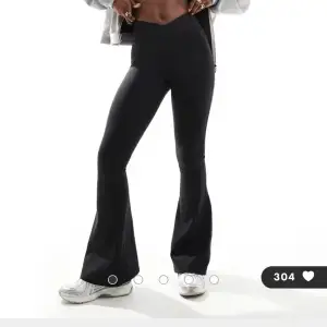 Jättefina svarta träningsbyxor med bootcut från Cotton on (  Torquay Ultra Soft Full Length Flare ) Storlek M 🙌