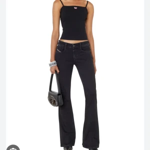 Nya Diesel 1969 D-Ebbey  - Säljer dessa helt nya lågmidjade diesel jeans i modellen 1969 D-Ebbey (bootcut) i svart. Superfina och lappen finns kvar på men jeansen passar tyvärr inte mig. I storlek W26/L32! Priset går absolut att diskutera. Nypris är 1500 kr och jeansen är slutsålda i denna storlek på hemsidan.
