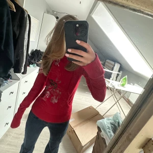 Röd hoodie från Ecko Red med silverdetaljer - Säljer tyvärr min röd hoodie från Ecko Red då den inte kommer till användning. Den har glittrande silvertryck och paljettdetaljer på bröstet. Tröjan har långa ärmar och huva. Perfekt för dig som vill sticka ut med en färgstark och unik stil. Pris kan diskuteras💞 (jeansen som jag har på mig ligger också uppe på min Plick så in och kolla)