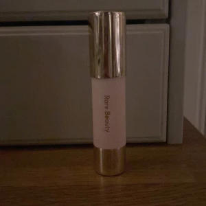 Rare beauty bronzer stick - Säljer denna oanvända bronzer sticker från Rare beauty.  Nyans: Happy. Pris kan diskuteras!