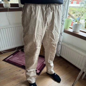 Beiga linnebyxor med snörning - Säljer ett par beiga linnebyxor från Cubus med avslappnad passform och snörning i midjan. Modellen är 185 cm lång ☺️🫶🏽 vid intresse hör av er 