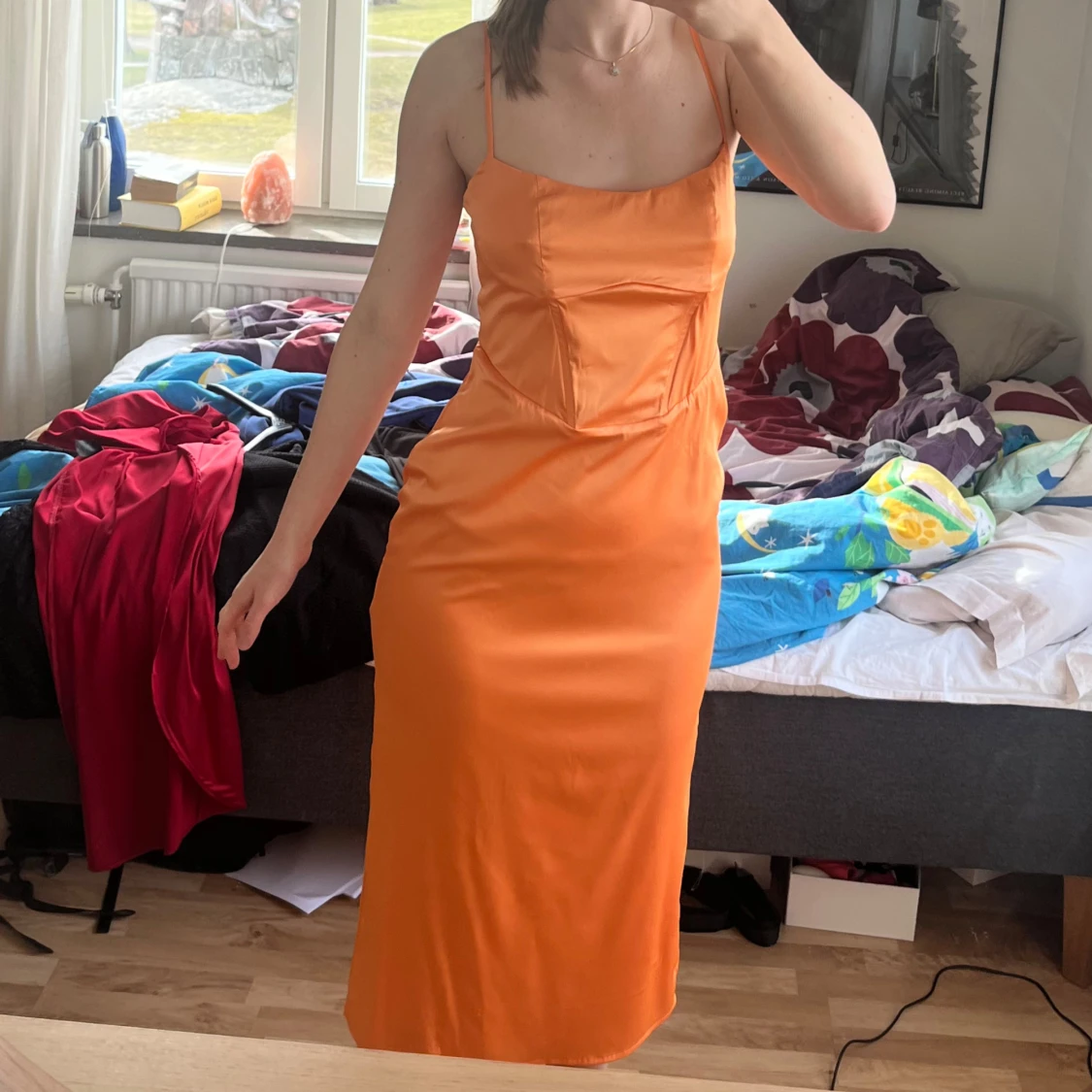 Orange satinklänning med smala axelband