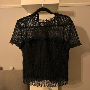 Spets topp  - Spets topp från Zara i strl xs men passar mig som har s 