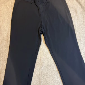 Byxor - Svarta mans kostymbyxor från Hugo Boss I storlek 40  Inga detekter eller skador etc.. Jätte fin material