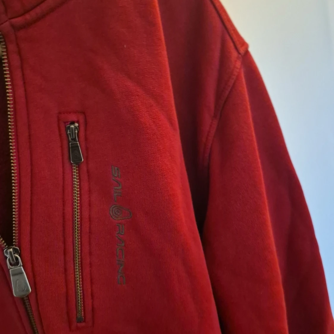 Röd hoodie från Sail Racing som bara har änvänd 7 gånger  - 3