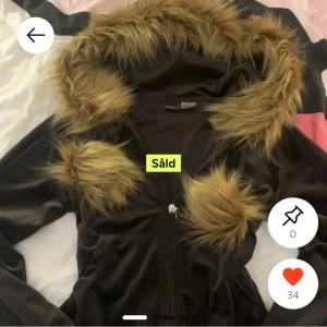 Fur hoodie med vingar - ❗️Återförsäljning❗️Fin zip up i velour från märket Gina tricot men har sattit på vingarna och pälsen. Skriv för frågor eller mått💕❗️Har nu publicerat samma annons igen med Plicks nya funktion, så nu är den med fri frakt. Se min profil!