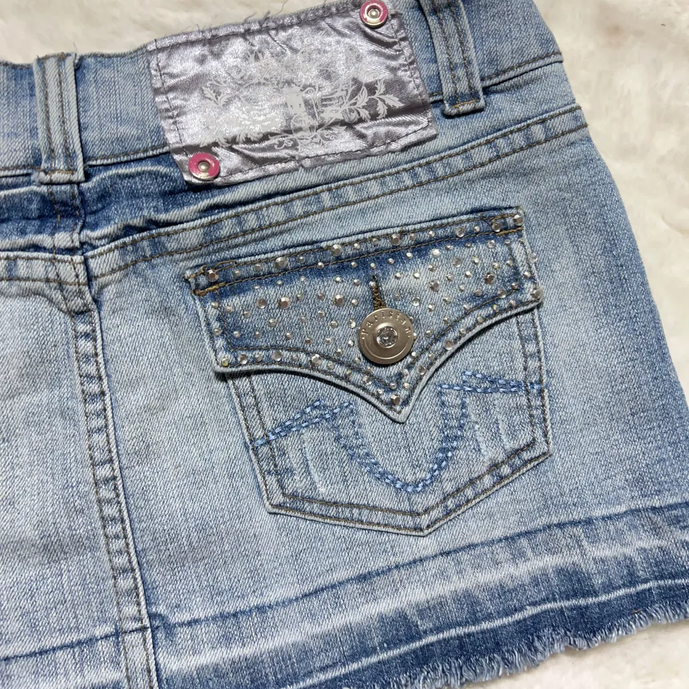 Mini jeanskjol med fina detaljer. Stolek 8, motsvarar xs-s. Midjemått:37. Köp sker via köp nu, jag postar inom 24h. Kvar tills markerad såld . Hameet.