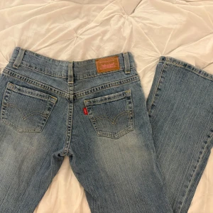 Blå Levis jeans med bootcut - Levisjeans med bootcut passform. Lågmidjade 