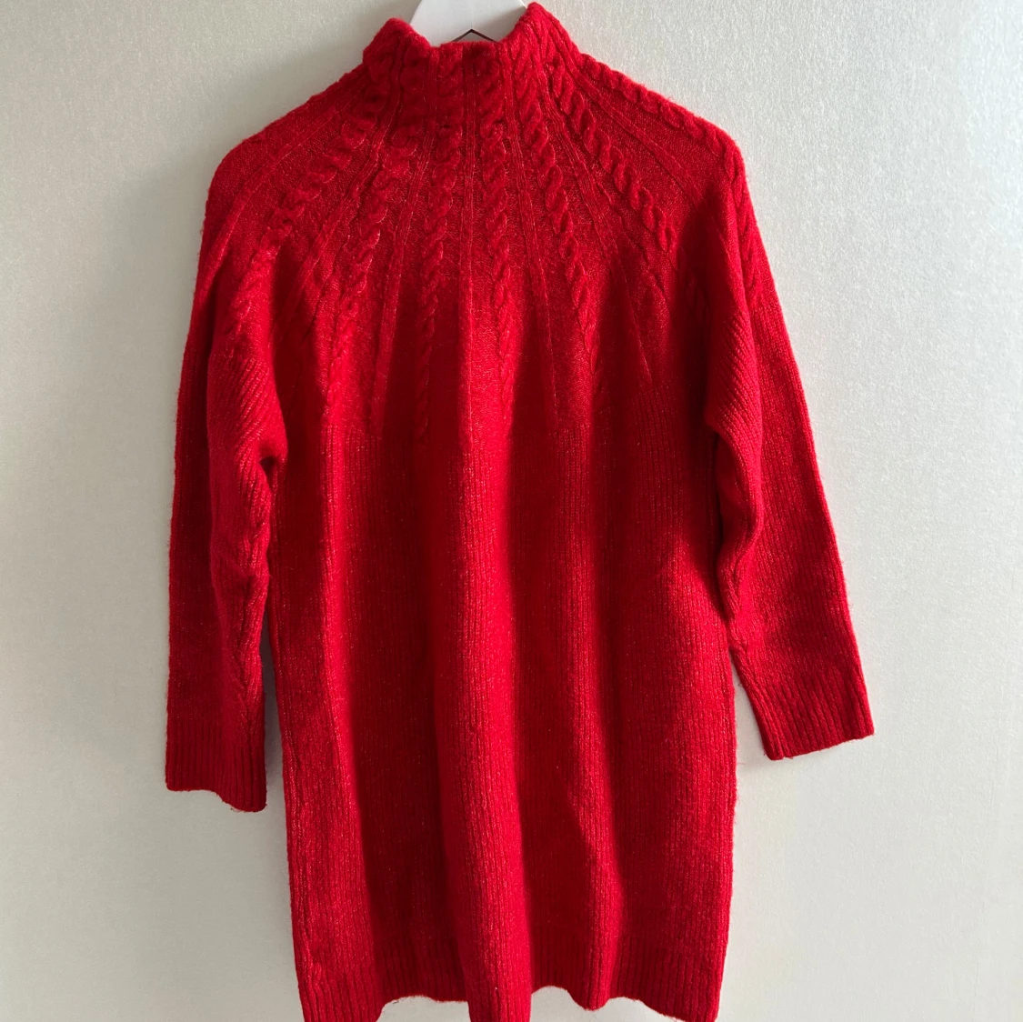Röd stickad långklänning med polokrage - 1
