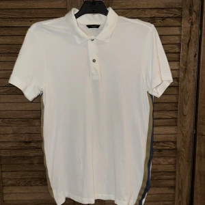 Vit pikétröja från Massimo Dutti - Säljer en stilren vit pikétröja från Massimo Dutti