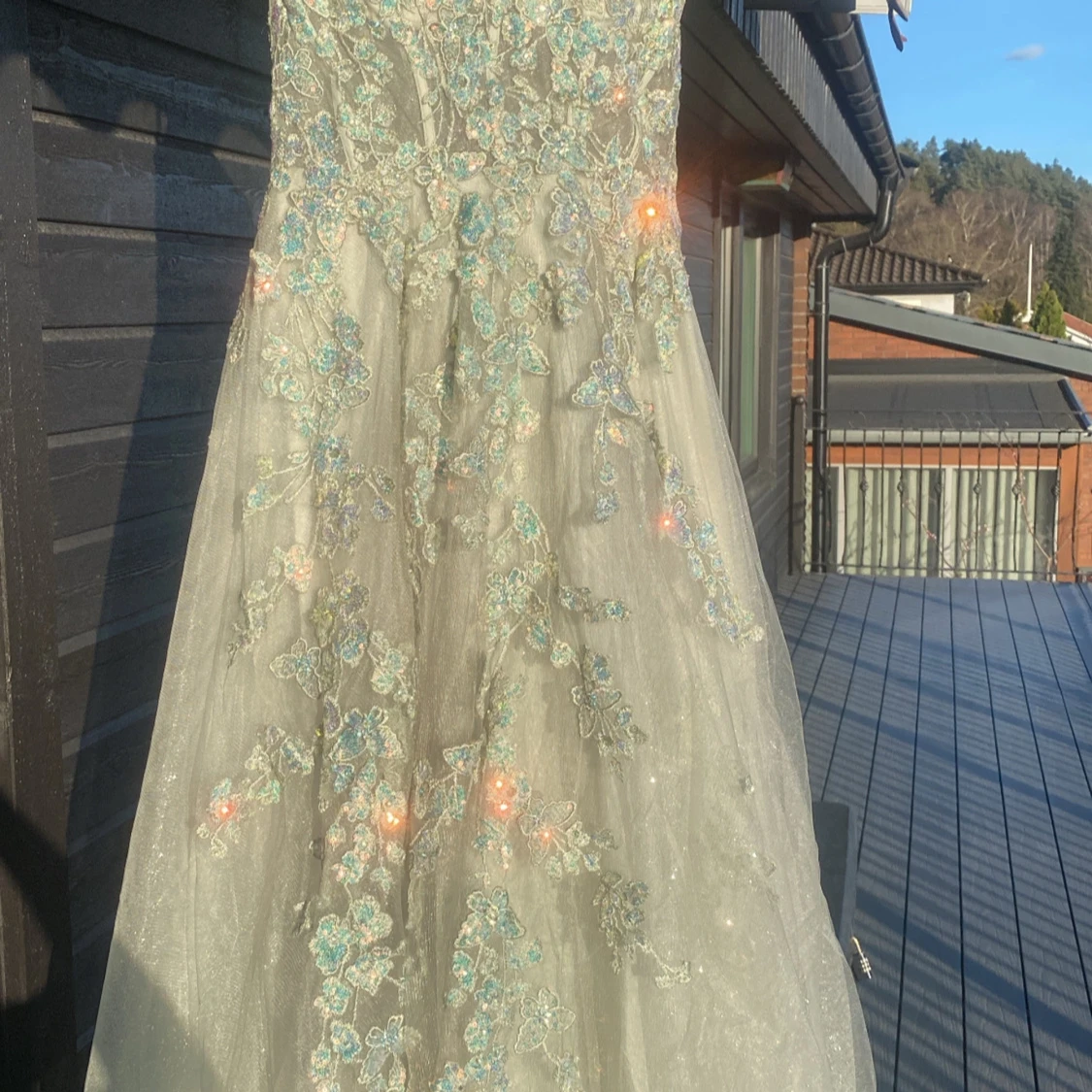 Ljusgrön långklänning med blommig spets och paljetter - 2