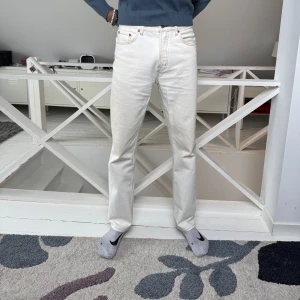 Vita raka jeans - Snygga vita jeans med rak passform och klassisk femficksdesign. Byxorna har normal midja och stängs med dragkedja och knapp. Perfekta för en clean och stilren look.