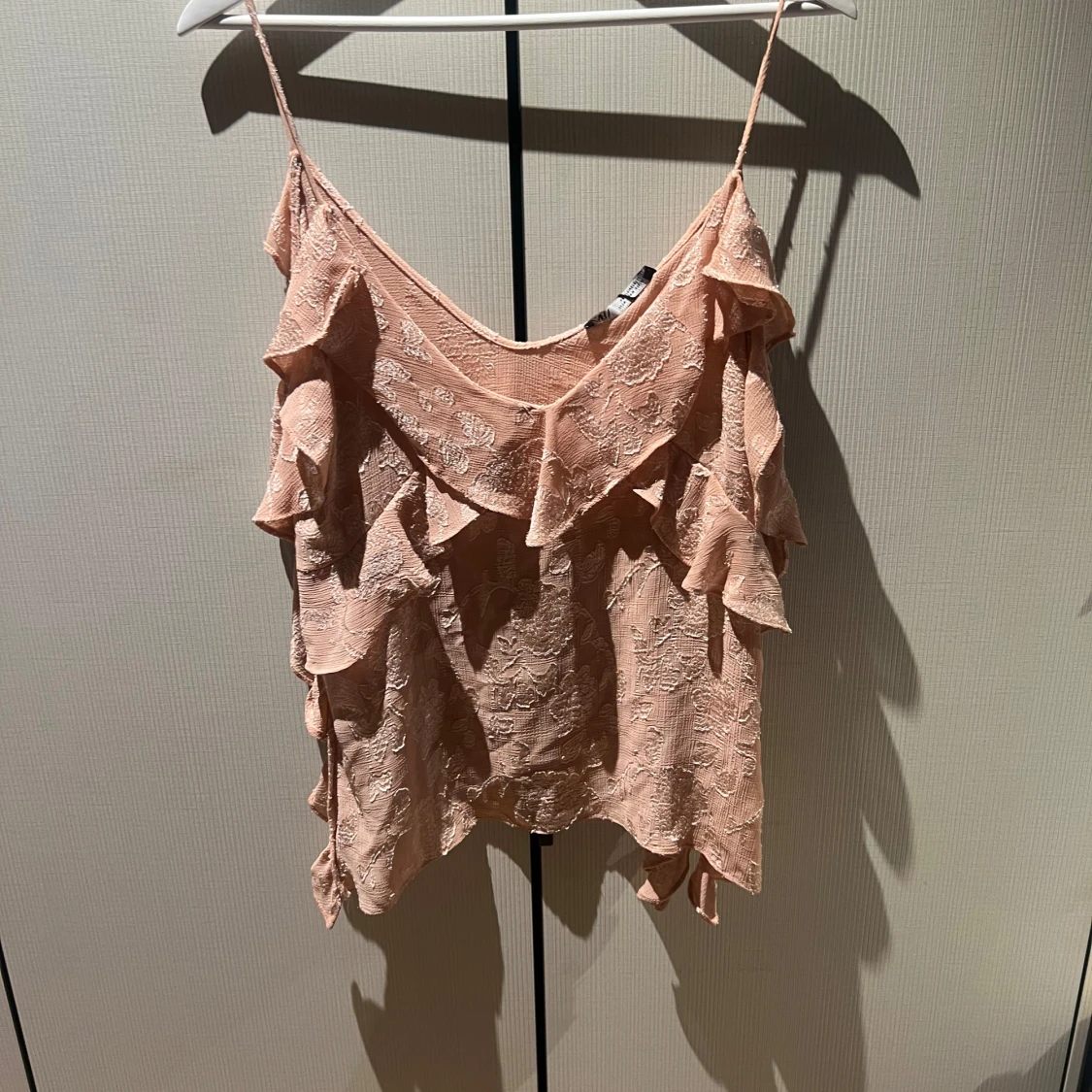 Rosa volangprydd linnetopp med spetsdetaljer - 1