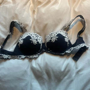 Intimissimi bh - Marin blå spets-bh med vit spetsdetalj. Knappt använd då den inte passar. Storlek 75c